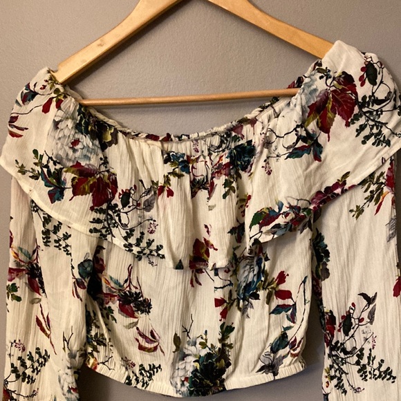 Long Sleeve Crop Top - Picture 2 of 5